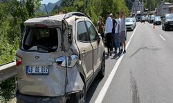 Sakarya'da kamyonet ile otomobilin çarpıştığı kazada 2 kişi yaralandı