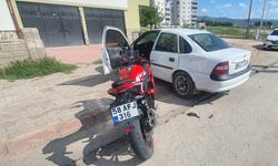 Sivas'ta otomobille motosikletin çarpıştığı kazada 2 kişi yaralandı