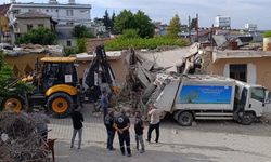 Hatay'da çöp kamyonu metruk eve çarptı