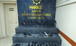 Sakarya'da polis memurunun aracında 9 kaleşnikof tüfek ve 5 ruhsatsız tabanca ele geçirildi
