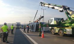 Pendik'te devrilen tırın sürücüsü yaralandı