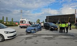 Çorum'da iki otomobilin çarpıştığı kazada 3 kişi yaralandı