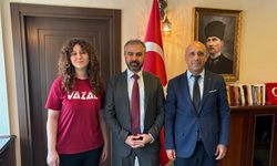 Adana'da öğrencinin esnafı bulamayınca aldığı suların parasını bırakıp ayrılması kamerada