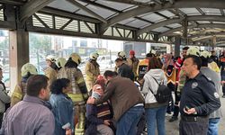 Beylikdüzü'nde durakta bekleyen metrobüse başka bir metrobüs çarptı