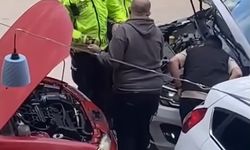 Bilecik’te polis yolda kalan bir kişinin aracına akü takviyesi yaptı