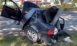 Bursa'da aydınlatma direğine çarpan otomobildeki 2 kişi yaralandı