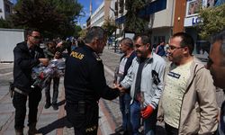 Edirne Emniyet Müdürü Karaburun 1 Mayıs'ta çalışan işçilere çiçek hediye etti
