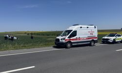 Edirne'de devrilen otomobildeki sürücü ve eşi yaralandı