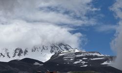 Erciyes Dağı'nın zirvesine kar yağdı