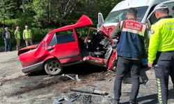 Erzurum'da minibüs ile otomobilin çarpışması sonucu 2 kişi hayatını kaybetti, 1 kişi yaralandı