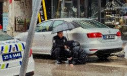 Erzurum'da polis, yaralanan yayanın başında "ıslanmasın" diye şemsiyeyle bekledi
