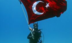 Fethiye'de dalgıçlar 19 Mayıs'ı deniz altında kutladı