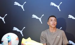 Galatasaray'ın Uruguaylı file bekçisi Muslera, imza gününde taraftarla buluştu