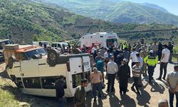 Hakkari'de öğrenci servisinin devrilmesi sonucu 14 kişi yaralandı