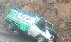 Hakkari'de yamaca çarpan kamyonetin sürücüsü hayatını kaybetti