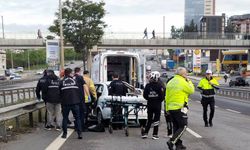 İstanbul'da otomobilin otobüse ve refüje çarptığı kazada 1 kişi öldü, 4 kişi yaralandı