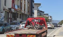 İzmir'de kamyonun çarptığı motosikletteki 1 kişi hayatını kaybetti, 1 kişi yaralandı