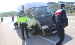 İzmir'de minibüsle çarpışan traktörün sürücüsü öldü, 3 kişi yaralandı