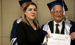 Kırklareli'nde "aktif yaşlanma eğitimi"ne katılan huzurevi sakinleri kep attı