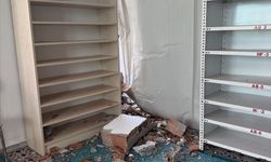 Kocaeli'de kontrolden çıkan otomobilin camiye girmesi kamerada