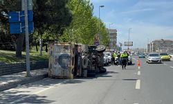 Küçükçekmece'de devrilen kamyondaki 2 kişi yaralandı