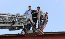 Kütahya'da çatıda yakalanan hırsızlık zanlısı itfaiye merdiveniyle indirildi
