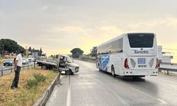 Manisa'da refüje çarpan kamyonetteki yolcu hayatını kaybetti, sürücü yaralandı