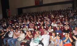 Sanatçı Bedia Akartürk, halk eğitim merkezi korosuna şeflik yaptı