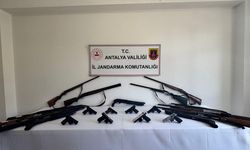 Alanya'da silah kaçakçılığı operasyonunda yakalanan 17 zanlıdan 2'si tutuklandı