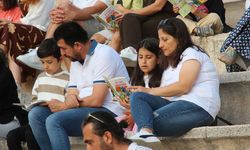 Antalya'da veli ve öğrenciler antik tiyatroda kitap okudu