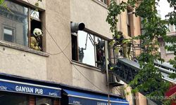 Beyoğlu'nda 6 katlı binada çıkan yangında mahsur kalan 2 kişi kurtarıldı
