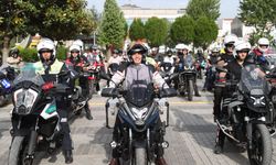 Düzce Valisi Aslan, kaskla motosiklet kullanarak sürüş güvenliğine dikkati çekti