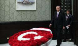 MHP Lideri Devlet Bahçeli Cumhurbaşkanı Erdoğan'a Ay Yıldızlı Çelenk Gönderdi