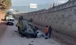 Hafif ticari araç 5 metre yükseklikten uçarak ters döndü: 2 yaralı