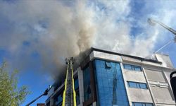 Esenyurt'ta tekstil atölyesinde çıkan yangına itfaiye müdahale ediyor