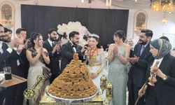 Diyarbakır’da düğün pastası yerine 21 kattan oluşan tescilli burma kadayıf tercih edildi
