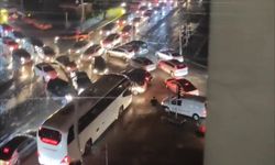 Elektrik kesintisinde hakem düdüğünü alıp trafiği yönetti