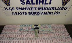 Salihli’de aranan şahıslar kumar oynarken yakaladı