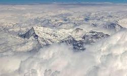 İngiliz dağcı Cool, Everest'in zirvesine 19. kez tırmanarak kendi rekorunu kırdı