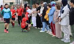 Amasya'da kadın futbolcular, antrenmanda annelerinin Anneler Günü'nü kutladı