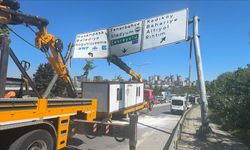 Kadıköy'de konteyner yüklü vincin bomu yönlendirme levhasına çarptı