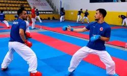 Karateci ikizler, başarı için birlikte form tutuyor