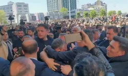 CHP Genel Başkanı Özgür Özel'e Yumruklu Saldırı: Saldırgan Gözaltında