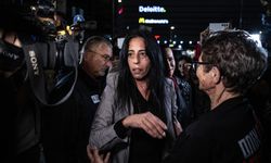 İsrailli esirin annesi, oğlunun İsrail bombardımanlarından "mucizevi" şekilde kurtulduğunu söyledi