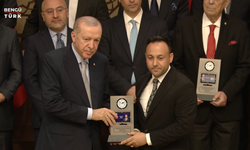 Cumhurbaşkanı Erdoğan, "Yılın Gazete Ankara Temsilcisi Ödülünü" Kadir Yıldız’a Takdim Etti