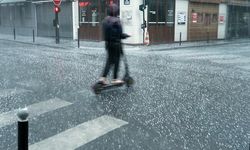Paris’te 25 derece sıcaklıkta dolu yağdı