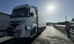 Sakarya'da 3 tırın karıştığı zincirleme kaza trafiği aksattı