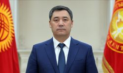 Kırgızistan Cumhurbaşkanı Caparov, ülkesinin bayrağını yerde bırakmadı