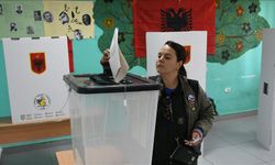 Arnavutluk'ta halk, genel seçimler için sandık başında