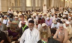 Hacı adayları Kurban Bayramı öncesi son cuma namazını Kabe'de kıldı